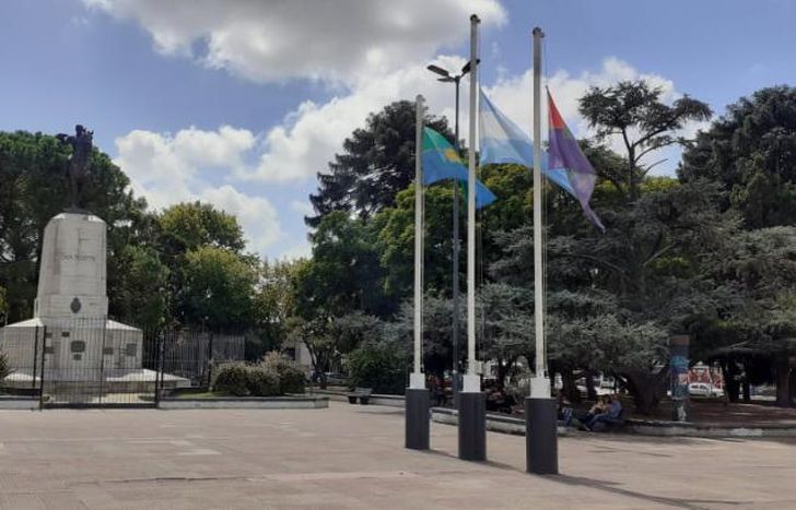 La bandera de Lomas, izada y flameante en la Plaza Grigera.