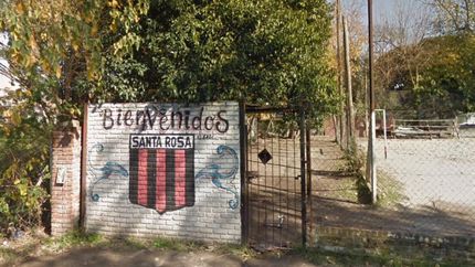 El Club Santa Rosa se ubica a sólo una cuadra de la avenida Eva Perón.