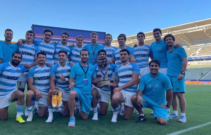 Gómez Cora celebra un nuevo título con los Pumas 7s.
