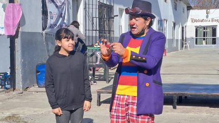 Horacio es payaso, malabarista, mago, titiritero e instructor de cocina.