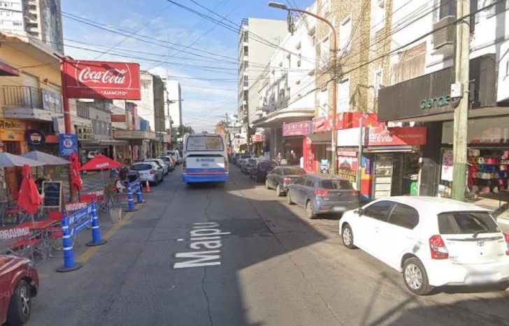 Calle Maipú, en Banfield.