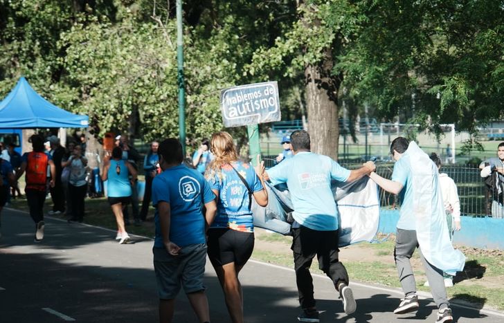 El Parque de Lomas se tiñó de azul por el autismo.&nbsp;