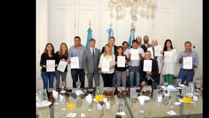 entregan certificados a trabajadores municipales