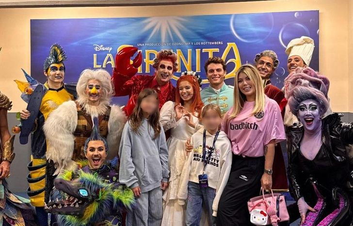 Wanda Nara y sus hijas con el elenco de La Sirenita.