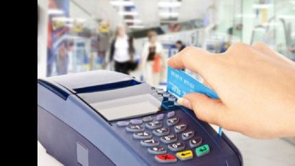 el uso de tarjeta de debito es obligatorio, pero hay comercios que se resisten