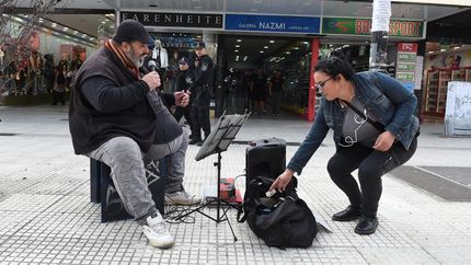 Miguel se gana la vida en la peatonal.