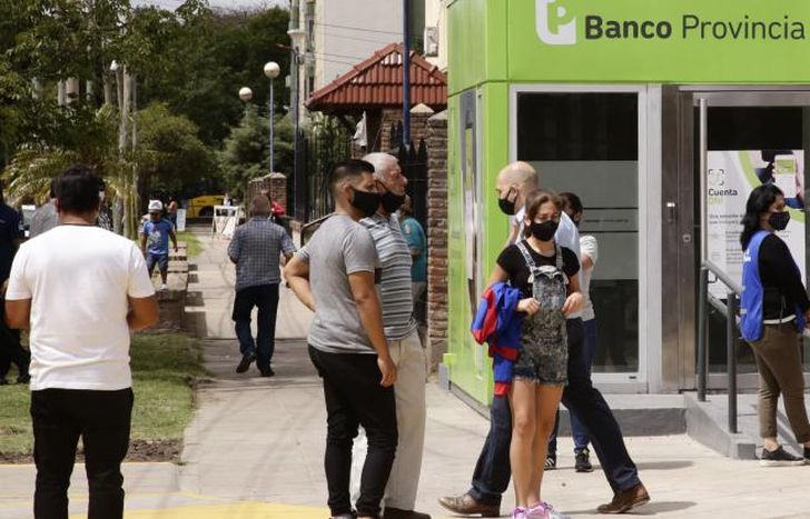 Muchas personas utilizan los nuevos cajeros.