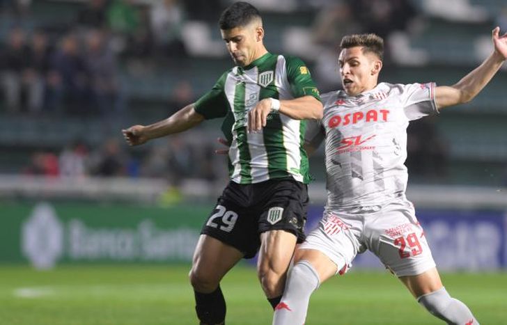 Abecasis y Juárez se disputan el balón.