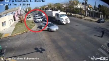 El delincuente embistió al teniente y de milagro no lo mató.