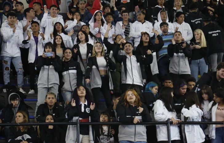 Ya entregaron unas 4 mil camperas de egresados.