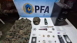 En el allanamiento en Lanús, encontraron dagas y uniforme militar. En el allanamiento en Lanús, encontraron dagas y uniforme militar.