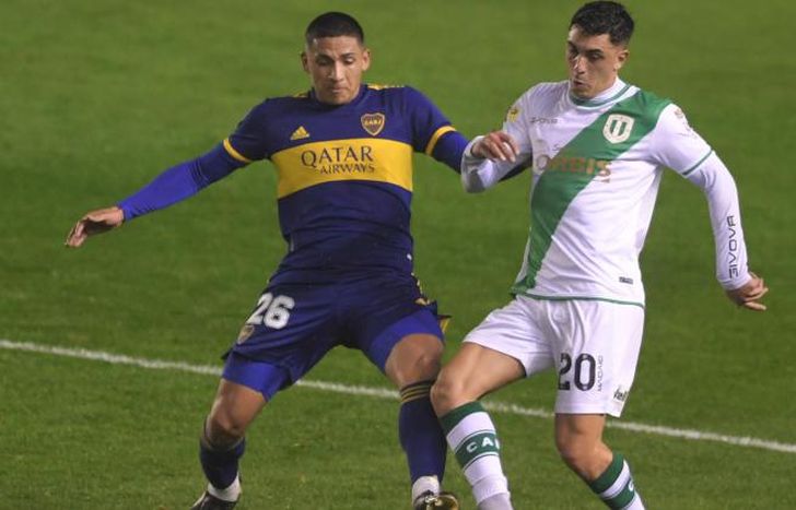 Joel Soñora y Ezequiel Fernández se disputan el balón.