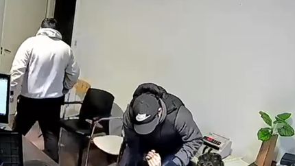 Una cámara de seguridad captó el momento del robo.