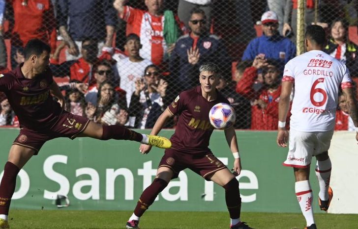 Sánchez Miño no alcanza a conectar el balón.