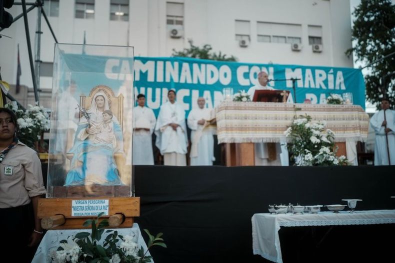Federico Otermín participó de la fiesta en honor a la Virgen de la Paz en la plaza Grigera, Lomas de Zamora. 