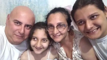 Natalia y Jazmín junto a su familia. Natalia y Jazmín junto a su familia.