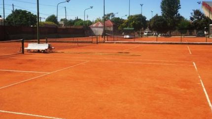 La Subcomisión de Tenis de Los Andes refaccionó las canchas. La Subcomisión de Tenis de Los Andes refaccionó las canchas.