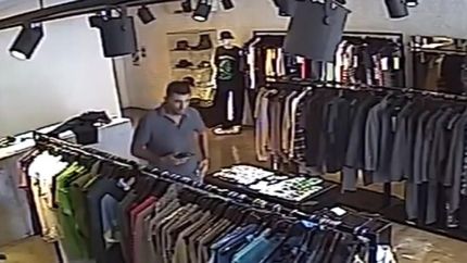 El delincuente robó en un local de ropa en España al 200. El delincuente robó en un local de ropa en España al 200.