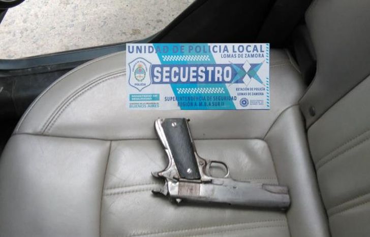 Pistola calibre 40, secuestrada del Chevrolet Cruze.