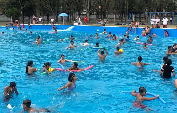 Hay tres piletas, un parque acuático y una plaza con juegos.
