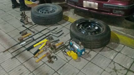 Ruedas y herramientas incautadas a los delincuentes.
