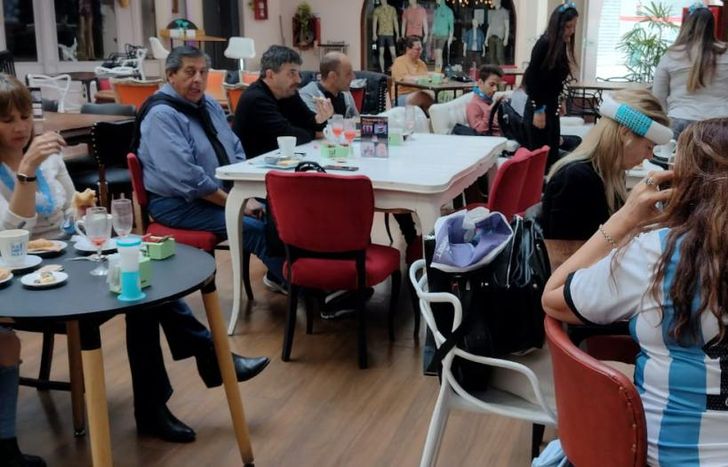 Los vecinos se vistieron para la ocasión y acompañaron a pesar del horario madrugador.