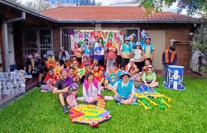 El personal de Betania Turdera junto a los padres de los chicos que asisten al lugar, comprometidos con la causa.&nbsp;