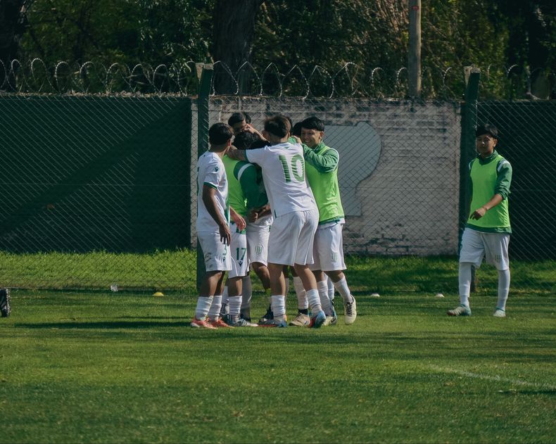 Banfield celebró en Sexta y Novena División.