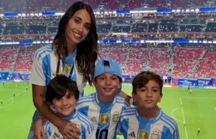 Antonela y sus tres hijos.