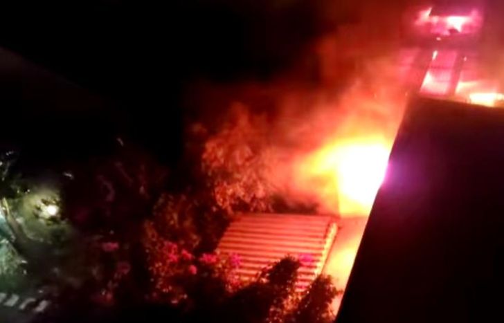 La impresionante llamarada asustó a los vecinos.