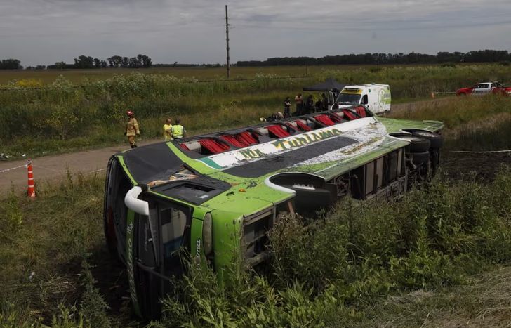 Así quedó el micro tras el accidente.