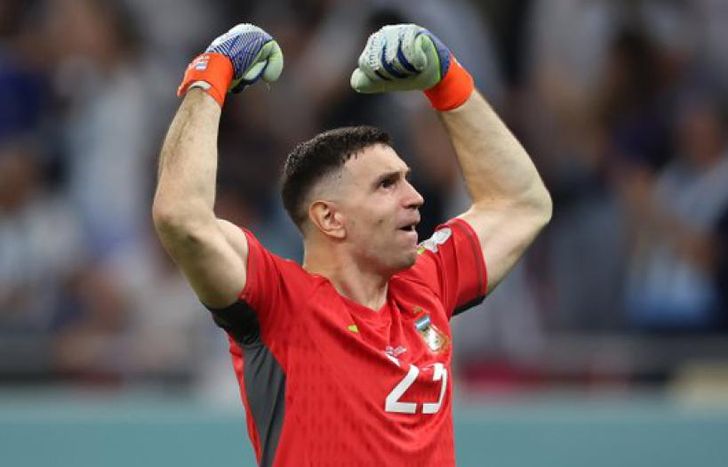 Emiliano Martínez sacó una pelota fundamental ante Australia.