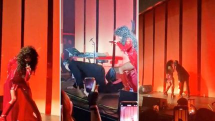 Con peluca y preparada para la ocasión.