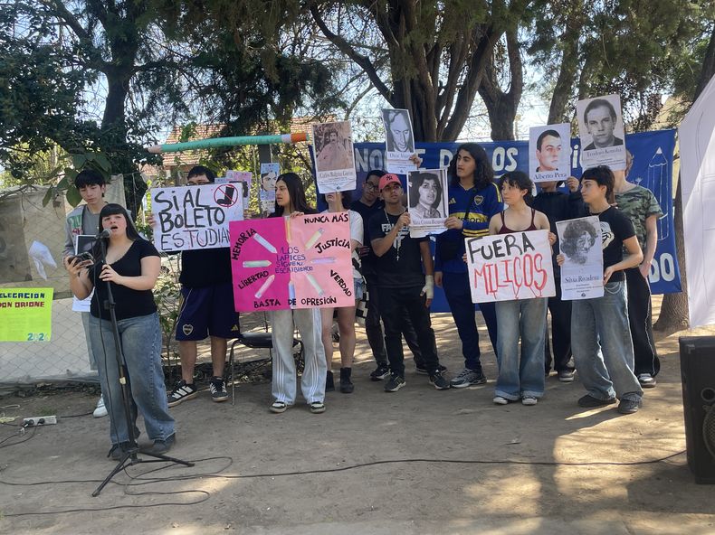 El Instituto Lomas preparó una intervención con diferentes carteles junto a música. 