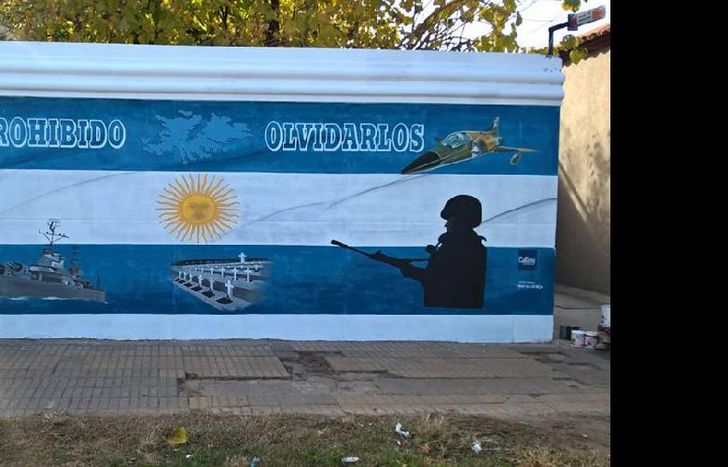 Marcial Lazarte también realizó un mural sobre Malvinas en Llavallol.