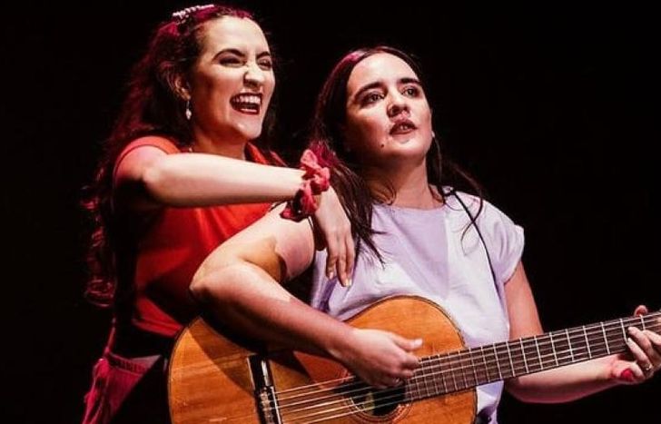 Sale a escena los sábados.