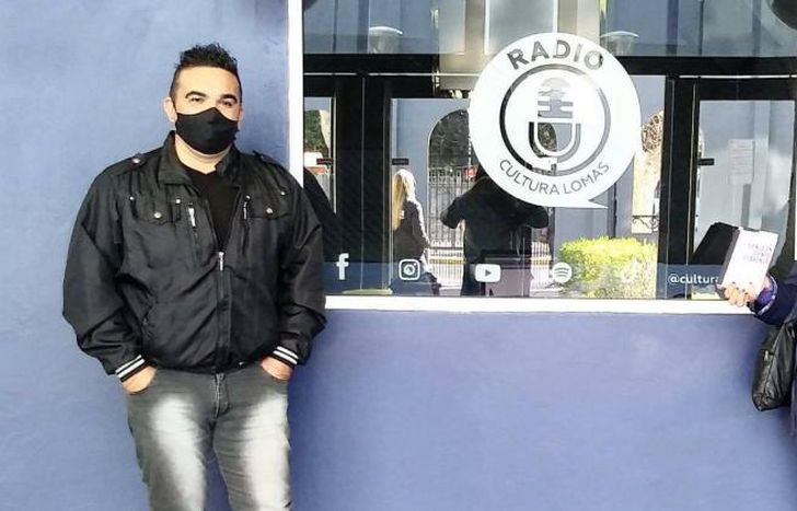 El Gera, reconocido artista local, es el conductor del magazine.