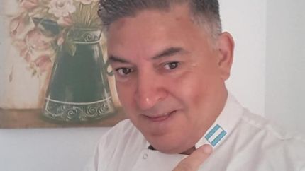 Le pone el pecho a las situaciones adversas y a poco de conseguir la libertad definitiva trabaja como chef. Le pone el pecho a las situaciones adversas y a poco de conseguir la libertad definitiva trabaja como chef.