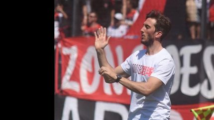 El técnico de Lanús cambiará de esquema para visitar al Decano.