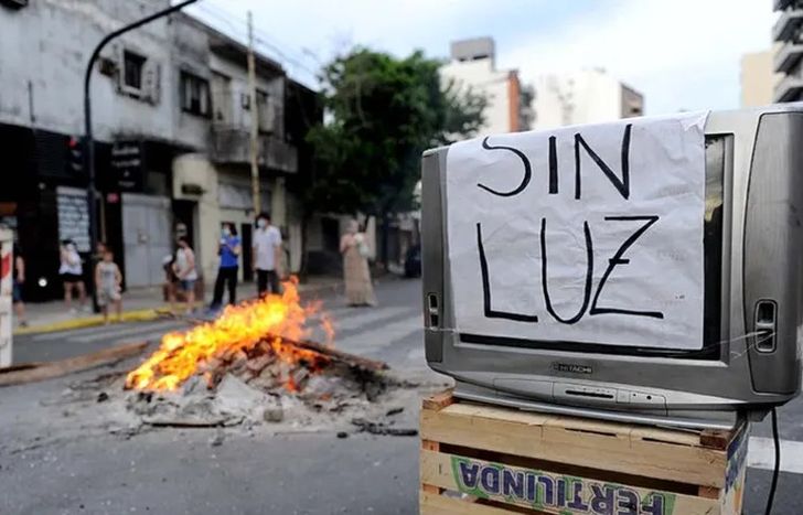 Más de 7 mil usuarios siguen sin luz en el AMBA en Año Nuevo.