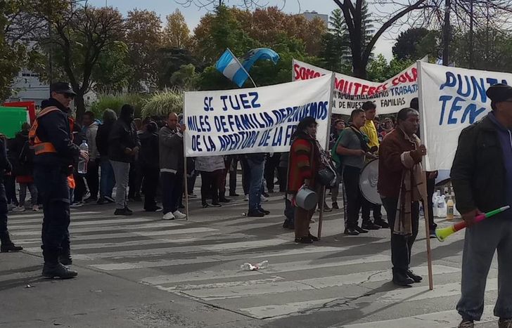 Feriantes cortaron Hipólito Yrigoyen.