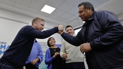 70 familias firmaron la escritura de su casa.