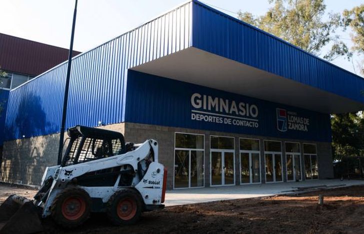 Está ubicado en el Parque Eva Perón.