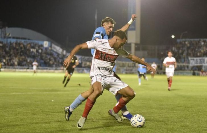 Temperley no gana ni con ventaja: Morón se lo empató con uno menos y casi se lo gana.