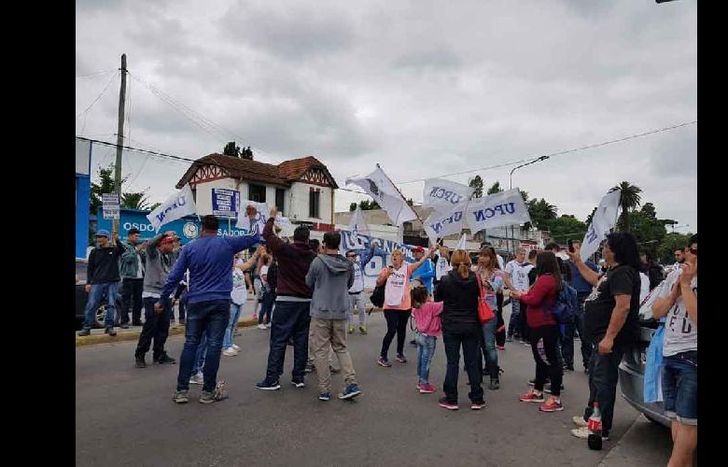 Durante la toma de los trabajadores afiliados a UPCN.