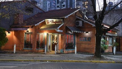 La pizzería está ubicada en Oliden 111.