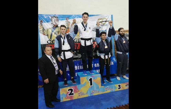 Bruno se festeja su nuevo título nacional.