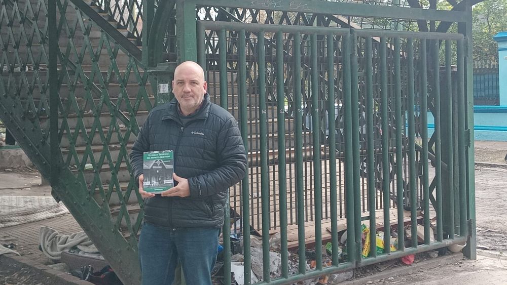 Víctor tiene una quincena de libros de su autoría. Víctor tiene una quincena de libros de su autoría.