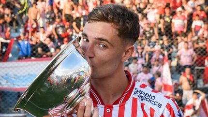 Brondo, con la copa del ascenso. Brondo, con la copa del ascenso.