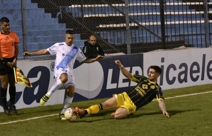 Baldunciel no puede evitar el cruce del un rival.